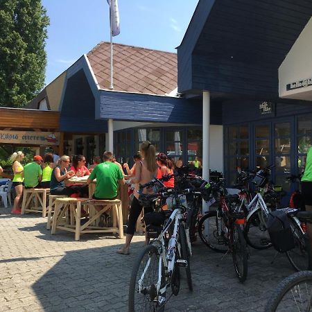 Blue Bike Hostel Balatonszárszó Eksteriør billede