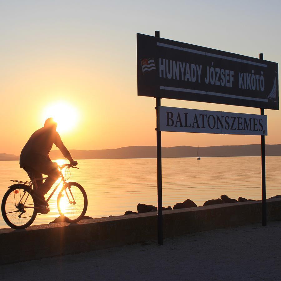 Blue Bike Hostel Balatonszárszó Eksteriør billede