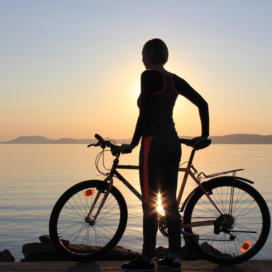 Blue Bike Hostel Balatonszárszó Eksteriør billede